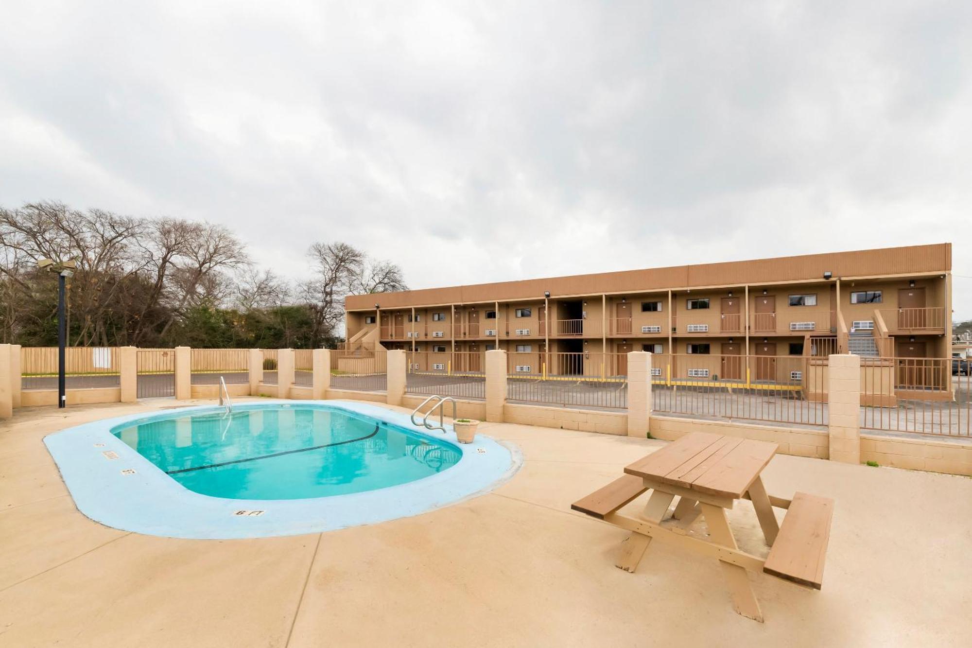 Oyo Hotel San Antonio Lackland Afb Seaworld Hwy 90 W Екстер'єр фото