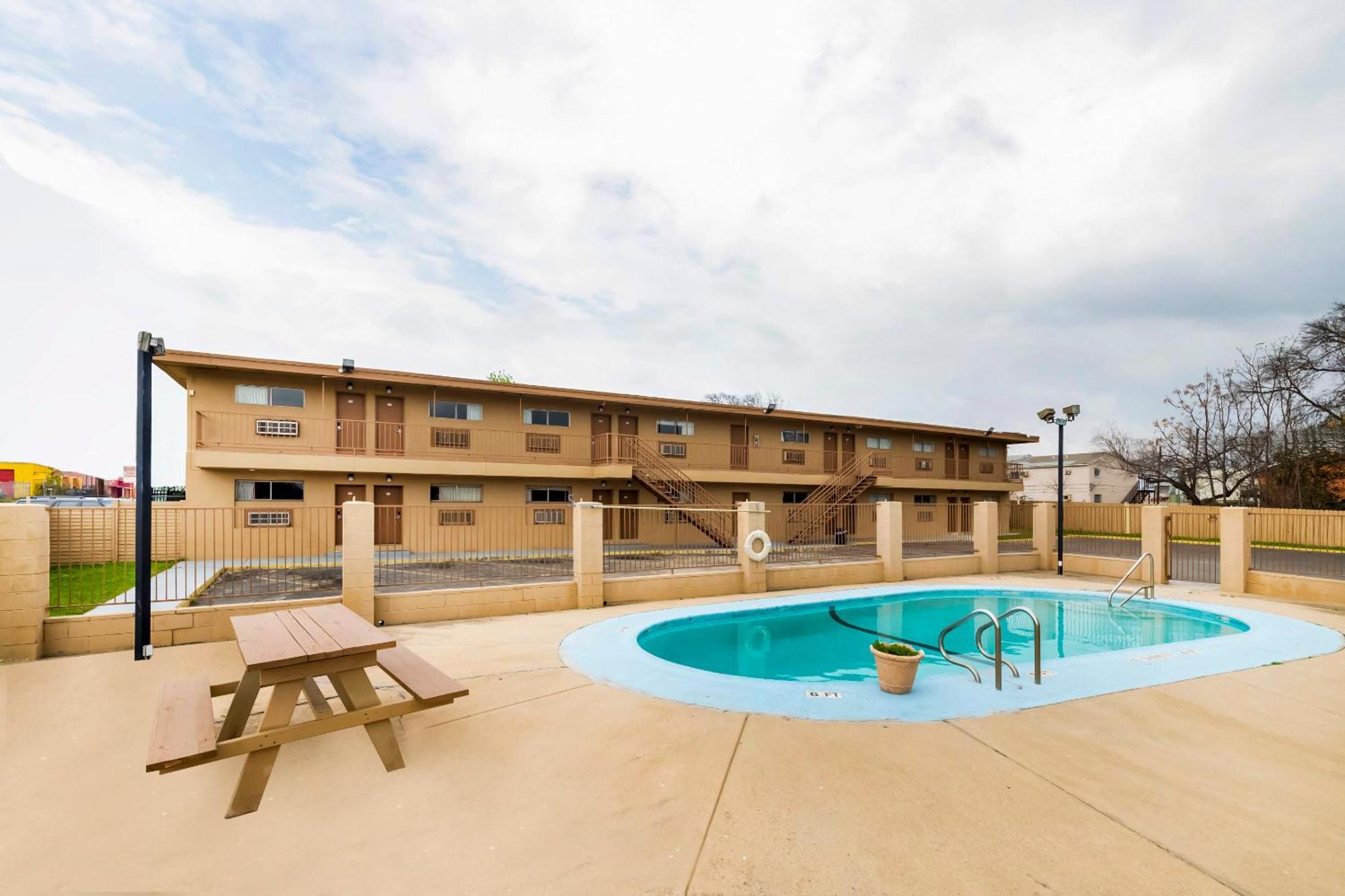 Oyo Hotel San Antonio Lackland Afb Seaworld Hwy 90 W Екстер'єр фото
