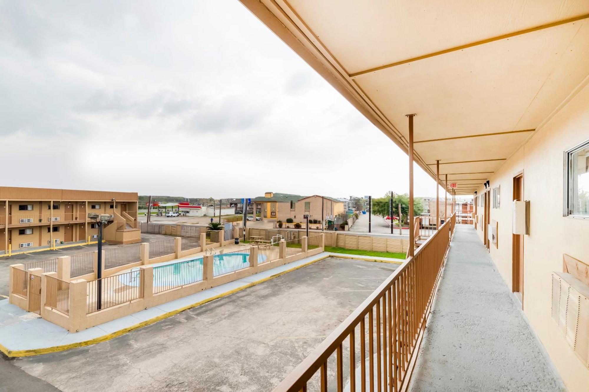 Oyo Hotel San Antonio Lackland Afb Seaworld Hwy 90 W Екстер'єр фото