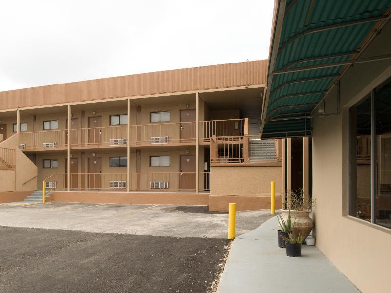 Oyo Hotel San Antonio Lackland Afb Seaworld Hwy 90 W Екстер'єр фото